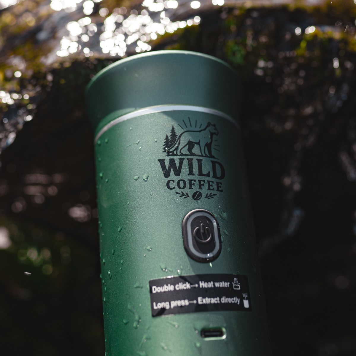 Cafetera portátil Wild Coffee verde bajo una cascada